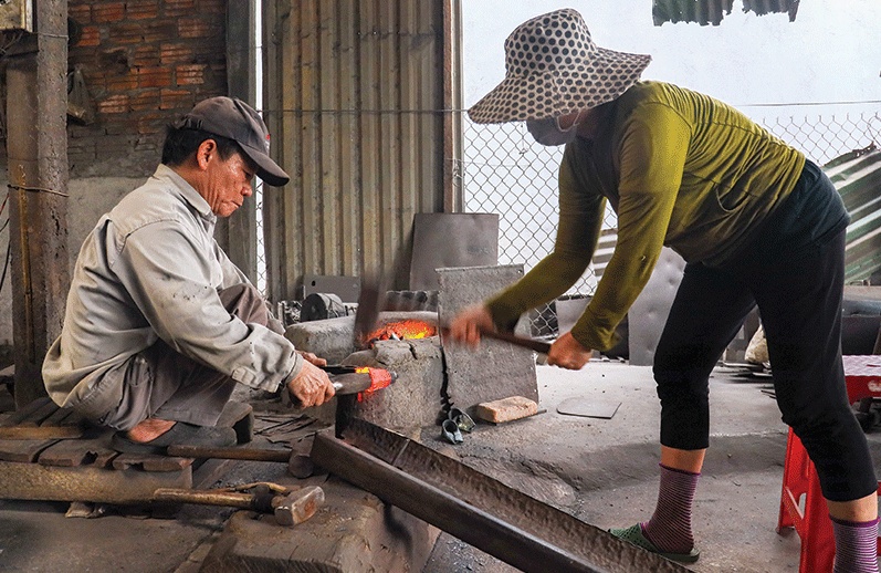 Le lói lửa rèn làng nghề hơn 300 năm tuổi