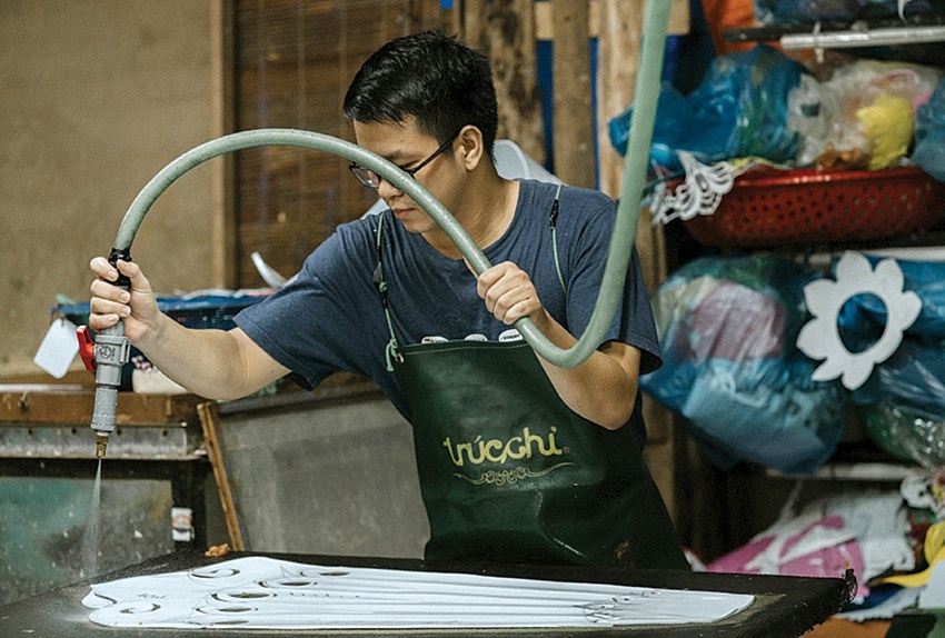 Phận giấy thôi long đong