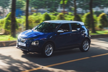 VinFast VF 5 Plus đi phố “rẻ” bằng một nửa xe xăng