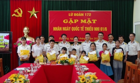 Lữ đoàn 172, Vùng 3 Hải quân gặp mặt, tặng quà các cháu thiếu nhi