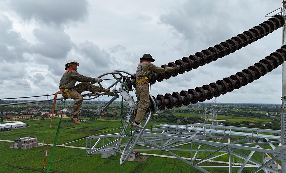 Cơ bản hoàn thành dựng cột Dự án đường dây 500kV mạch 3 cung đoạn NMNĐ Nam Định I - Thanh Hóa