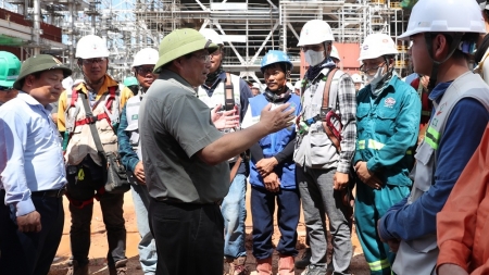 Thủ tướng Chính phủ kiểm tra công trường, động viên lực lượng thi công Dự án Nhà máy Nhiệt điện Quảng Trạch 1