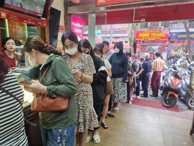 Giá vàng có thể còn giảm, người dân cần cẩn trọng khi mua