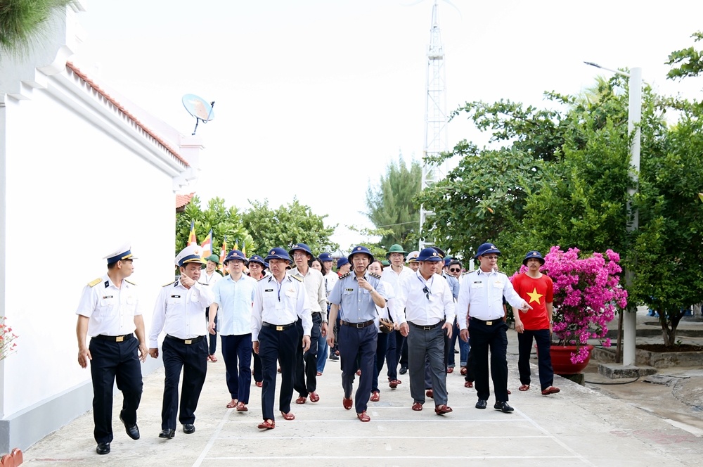 Đoàn công tác Petrovietnam thăm và động viên chiến sĩ đảo Sinh Tồn Đông Đoàn công tác Petrovietnam thăm và động viên chiến sĩ đảo Sinh Tồn Đông