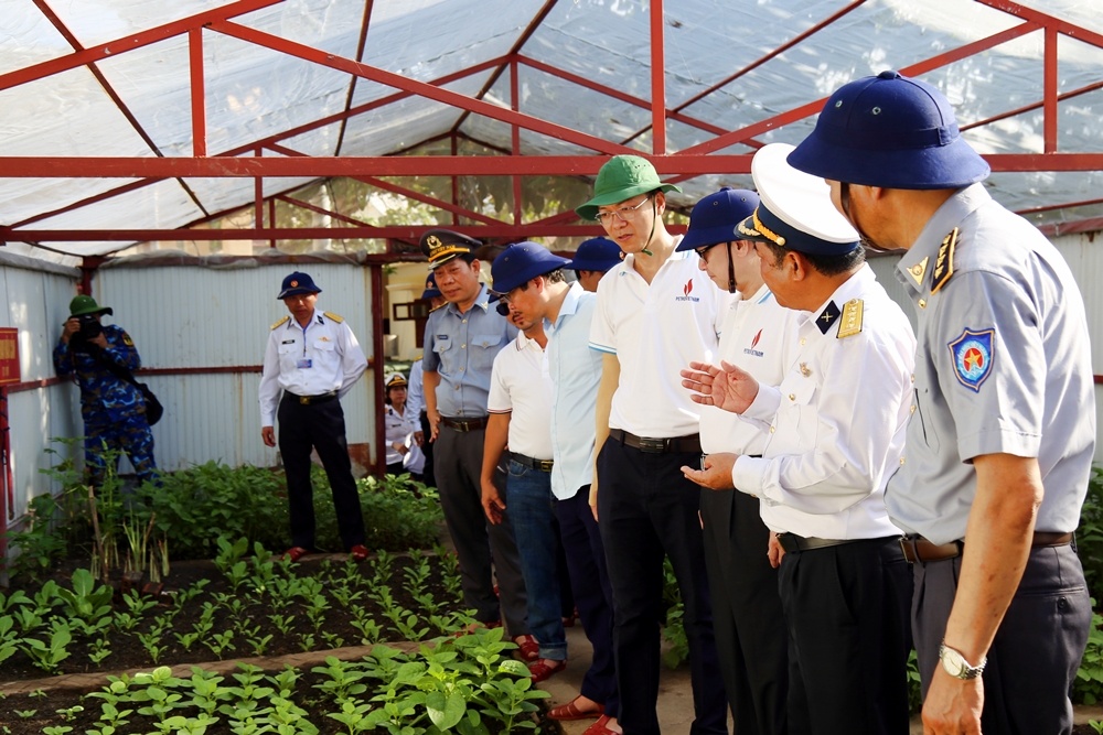 Đoàn công tác Petrovietnam thăm và động viên chiến sĩ đảo Sinh Tồn Đông