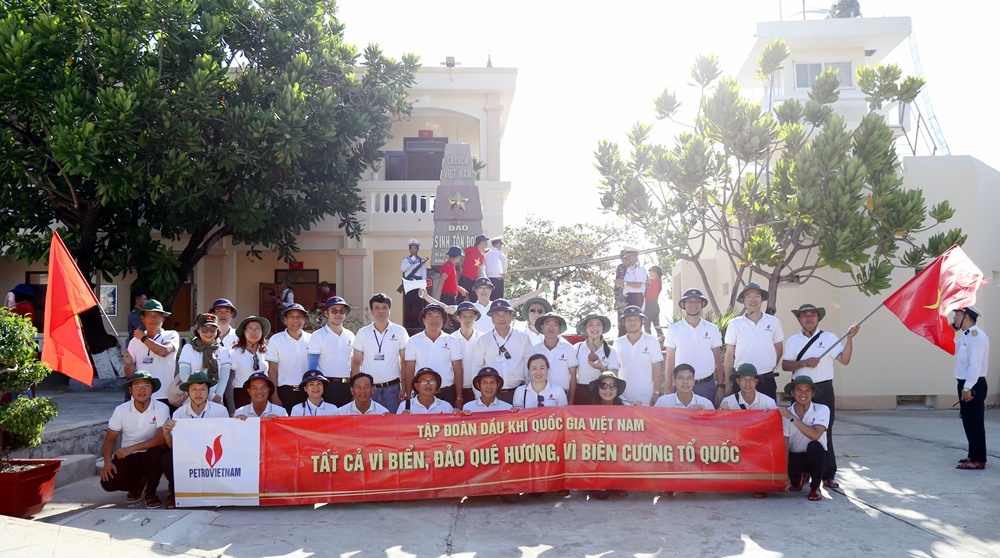 Đoàn công tác Petrovietnam thăm và động viên chiến sĩ đảo Sinh Tồn Đông Đoàn công tác Petrovietnam thăm và động viên chiến sĩ đảo Sinh Tồn Đông