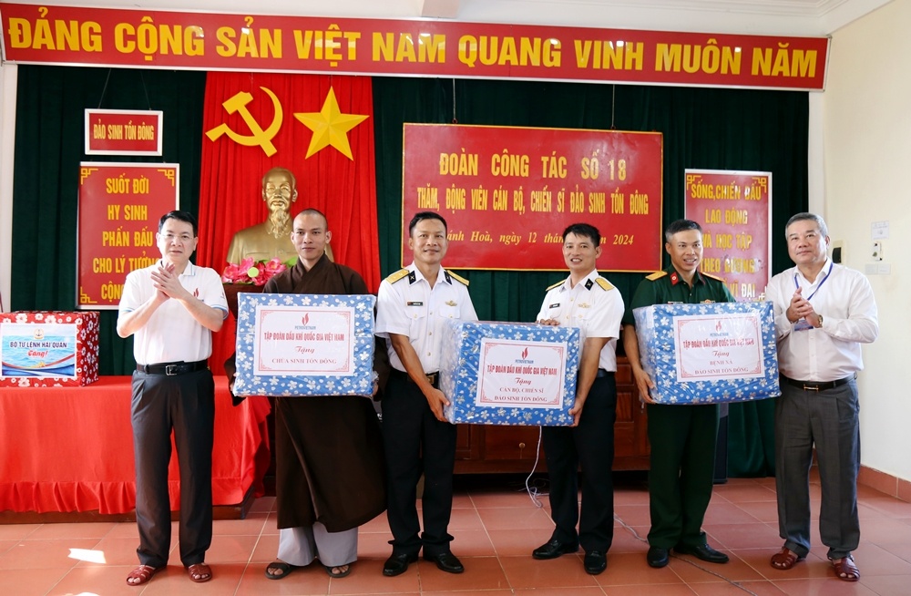 Đoàn công tác Petrovietnam thăm và động viên chiến sĩ đảo Sinh Tồn Đông Đoàn công tác Petrovietnam thăm và động viên chiến sĩ đảo Sinh Tồn Đông