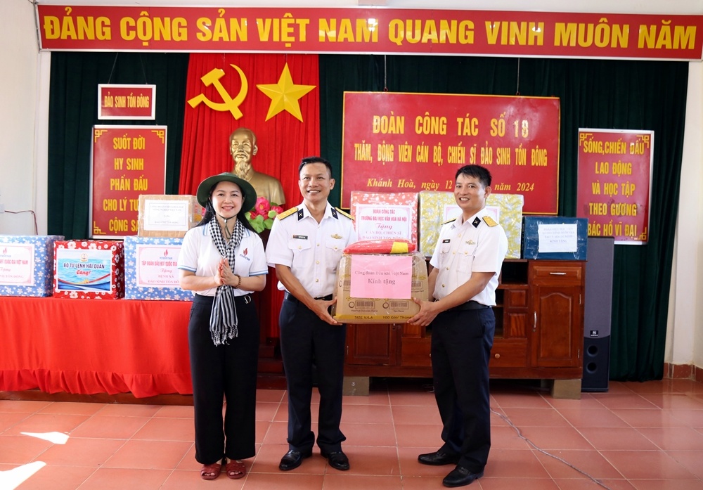 Đoàn công tác Petrovietnam thăm và động viên chiến sĩ đảo Sinh Tồn Đông Đoàn công tác Petrovietnam thăm và động viên chiến sĩ đảo Sinh Tồn Đông