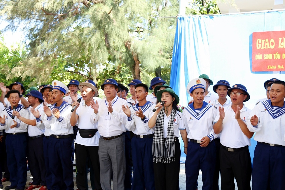 Đoàn công tác Petrovietnam thăm và động viên chiến sĩ đảo Sinh Tồn Đông Đoàn công tác Petrovietnam thăm và động viên chiến sĩ đảo Sinh Tồn Đông
