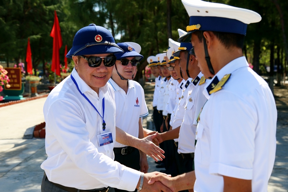Đoàn công tác Petrovietnam thăm và động viên chiến sĩ đảo Sinh Tồn Đông Đoàn công tác Petrovietnam thăm và động viên chiến sĩ đảo Sinh Tồn Đông