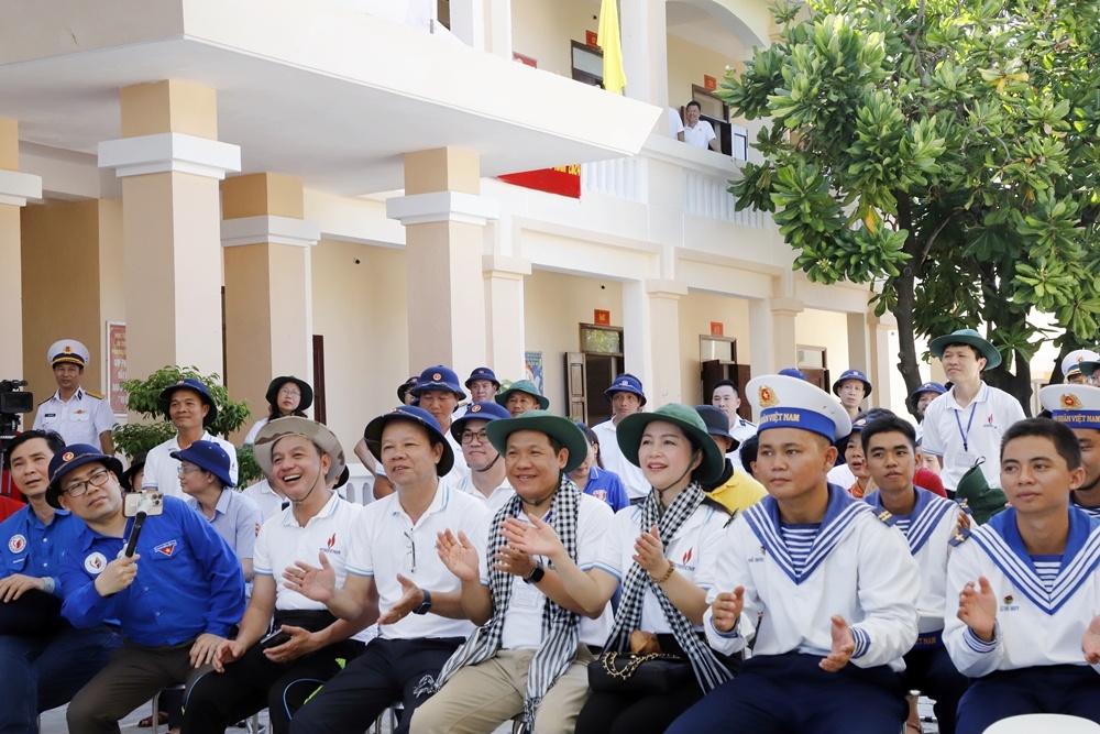 Đoàn công tác Petrovietnam thăm và động viên chiến sĩ đảo Sinh Tồn Đông