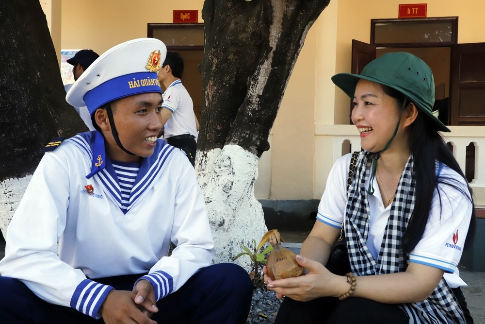 Đoàn công tác Petrovietnam thăm và động viên chiến sĩ đảo Sinh Tồn Đông Đoàn công tác Petrovietnam thăm và động viên chiến sĩ đảo Sinh Tồn Đông