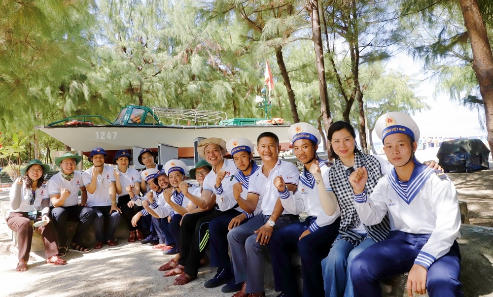 Đoàn công tác Petrovietnam thăm và động viên chiến sĩ đảo Sinh Tồn Đông Đoàn công tác Petrovietnam thăm và động viên chiến sĩ đảo Sinh Tồn Đông
