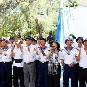 Đoàn công tác Petrovietnam thăm và động viên chiến sĩ đảo Sinh Tồn Đông