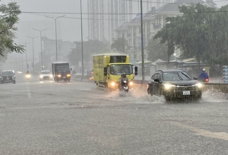 TP HCM: Mưa lớn kéo dài, nhiều tuyến đường ngập nặng