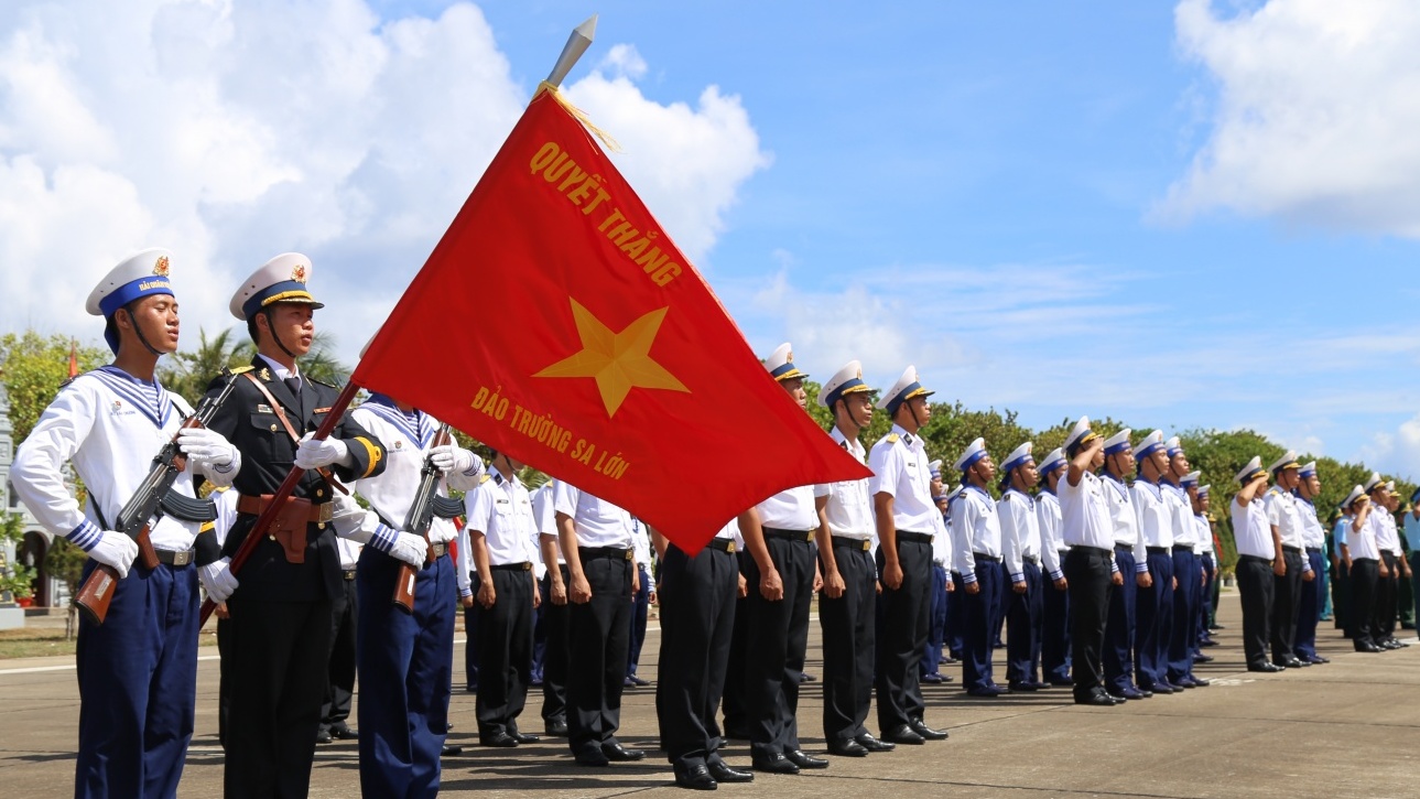 Lễ chào cờ thiêng liêng ở Trường Sa