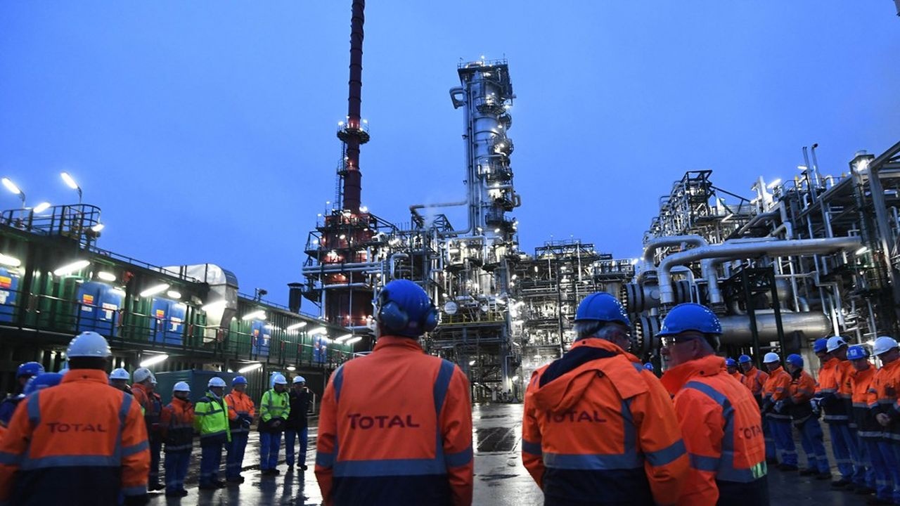 TotalEnergies tiến hành khử carbon cho các nhà máy lọc dầu tại châu Âu TotalEnergies tiến hành khử carbon cho các nhà máy lọc dầu tại châu Âu