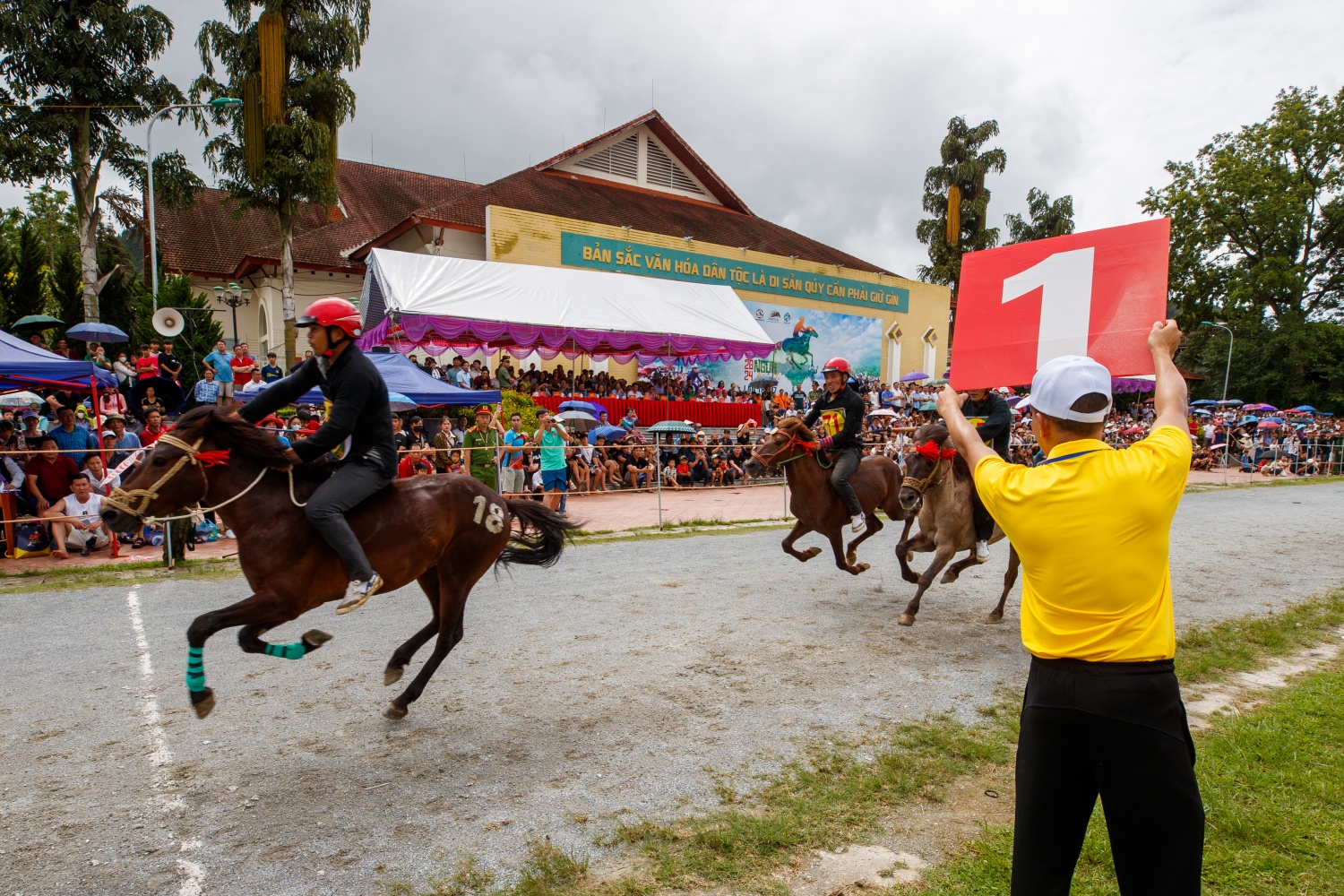 [Chùm ảnh] Hấp dẫn giải đua ngựa thồ nơi 