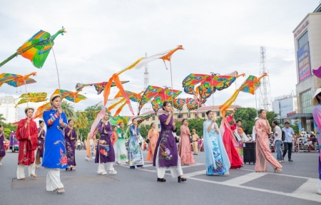 Nghệ sĩ bốn phương khuấy động đường phố Huế