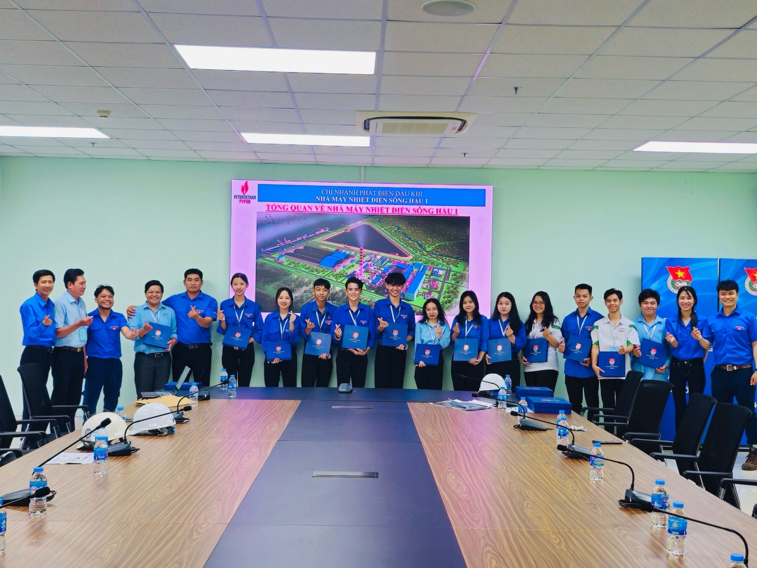 Đoàn Thanh niên NMNĐ Sông Hậu 1 tư vấn hướng nghiệp cho đoàn viên, học sinh Thị trấn Mái Dầm
