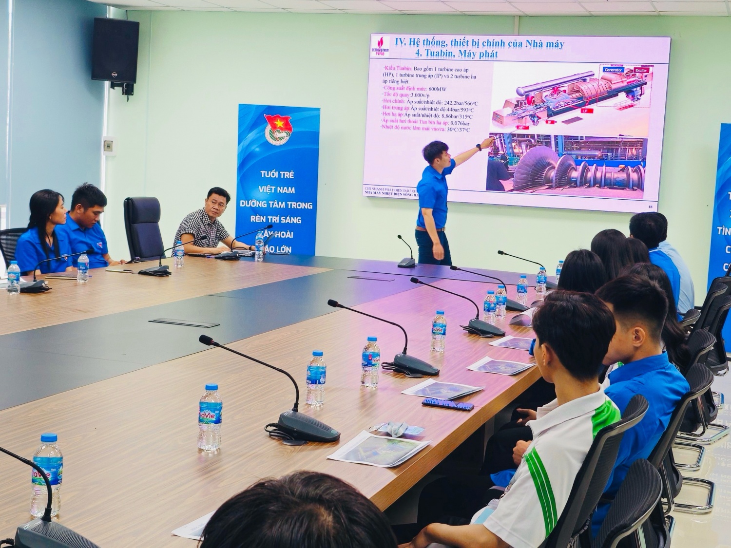 Đoàn Thanh niên NMNĐ Sông Hậu 1 tư vấn hướng nghiệp cho đoàn viên, học sinh Thị trấn Mái Dầm