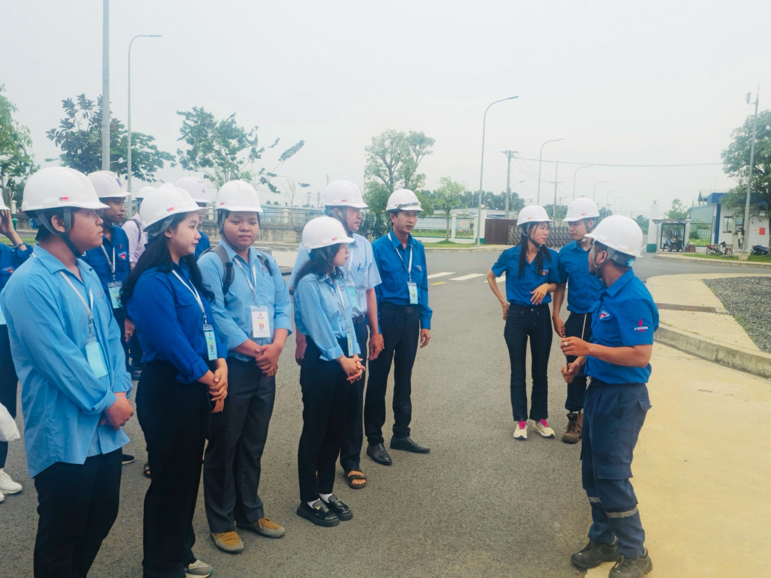 Đoàn Thanh niên NMNĐ Sông Hậu 1 tư vấn hướng nghiệp cho đoàn viên, học sinh Thị trấn Mái Dầm