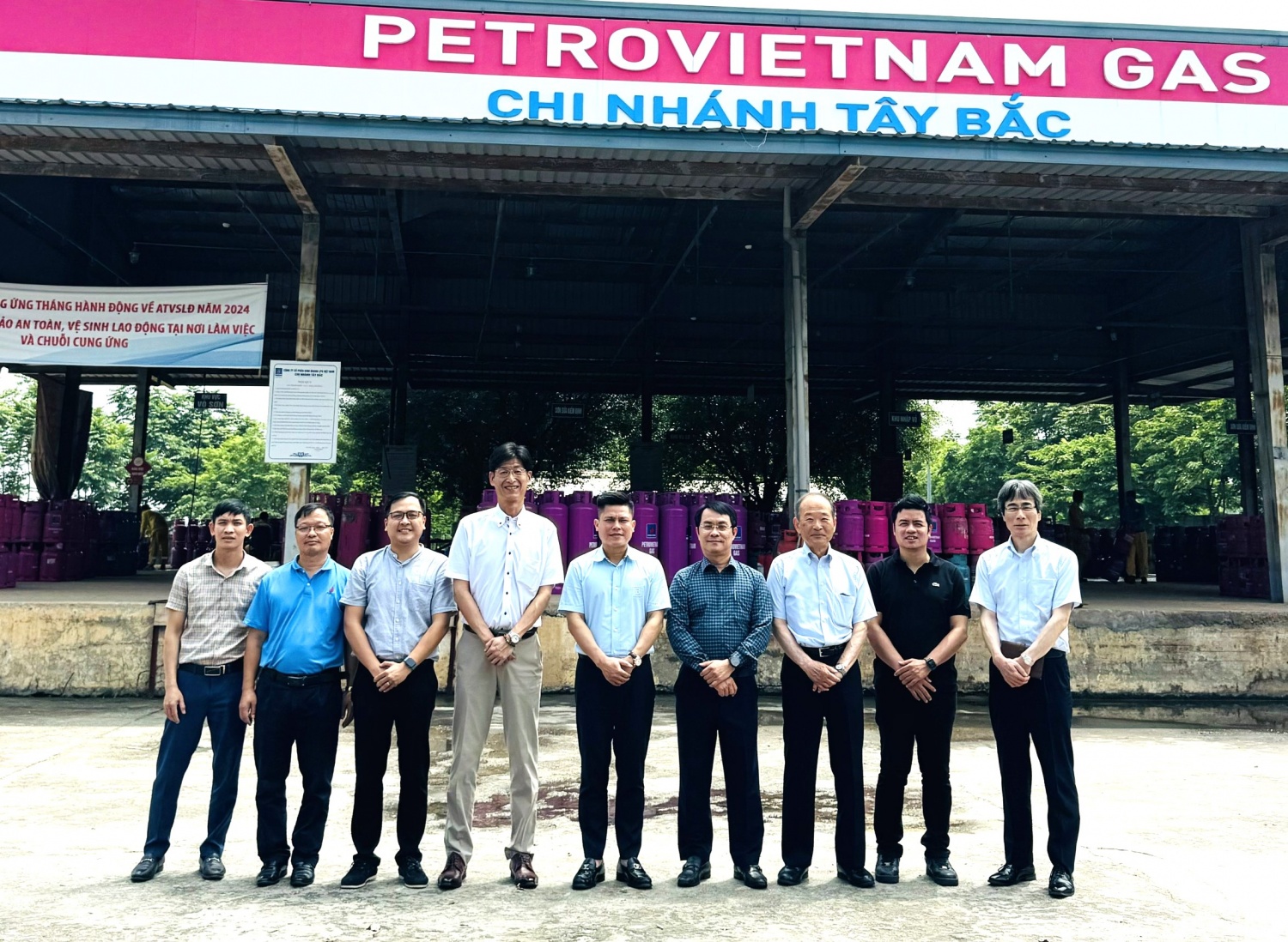 Hình 1: Đoàn công tác khảo sát thực địa