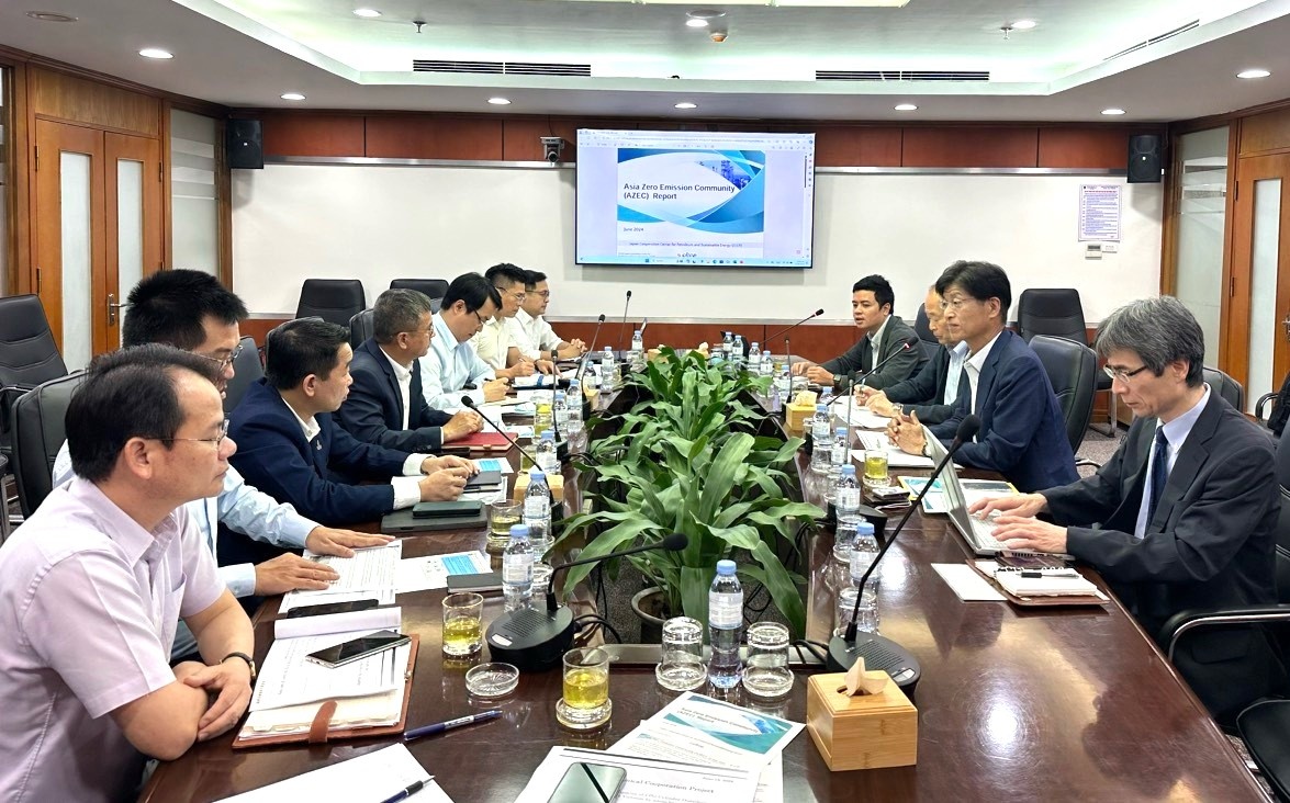 Hình 2: Đoàn công tác làm việc tại PV GAS LPG