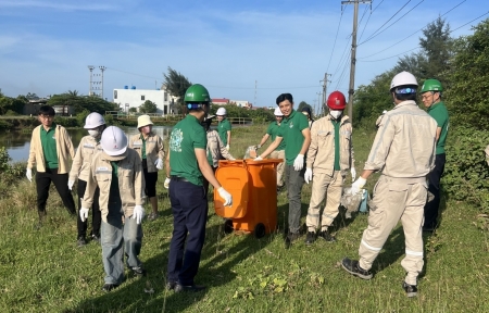 NMNĐ Thái Bình 2 ra quân thu gom rác thải nhựa, bảo vệ môi trường