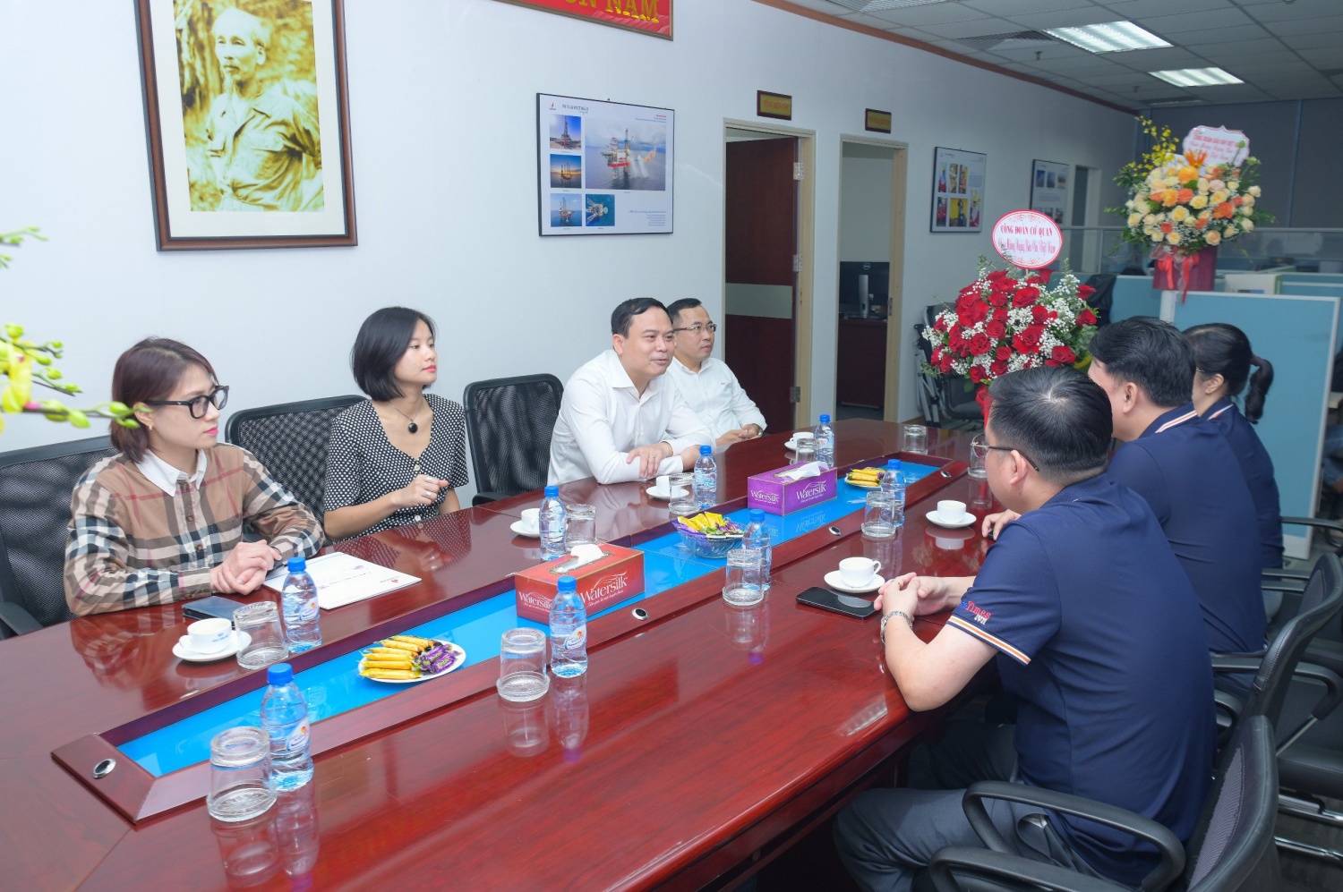 Công đoàn Cơ quan Tập đoàn Dầu khí Việt Nam chúc mừng Tạp chí Năng lượng Mới nhân kỷ niệm 99 năm Ngày Báo chí Cách mạng Việt Nam
