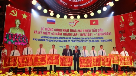 Tập thể lao động quốc tế Vietsovpetro đón nhận nhiều danh hiệu cao quý