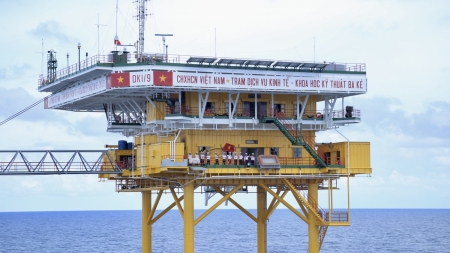 Hiên ngang Nhà giàn DK1 giữa biển khơi