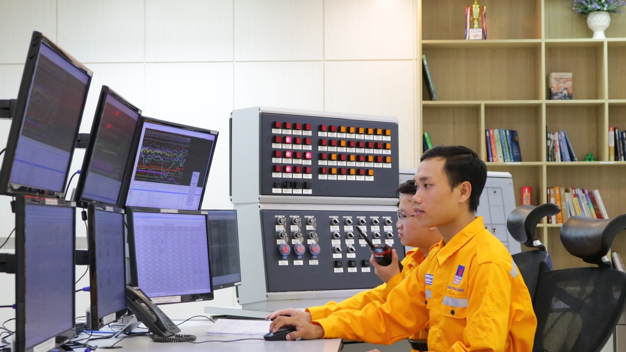 Kỹ sư Nguyễn Hoàng Văn làm việc tại phòng điều khiển GPP Cà Mau