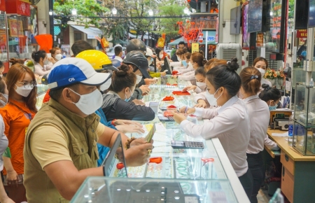 Chuyên gia khuyến cáo: Người dân cần thận trọng, tránh hiệu ứng tâm lý khi mua vàng