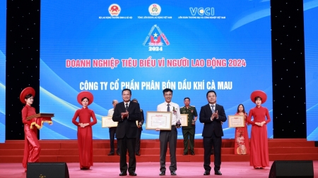 Phân bón Cà Mau thuộc Top 10 “Doanh nghiệp tiêu biểu vì người lao động”