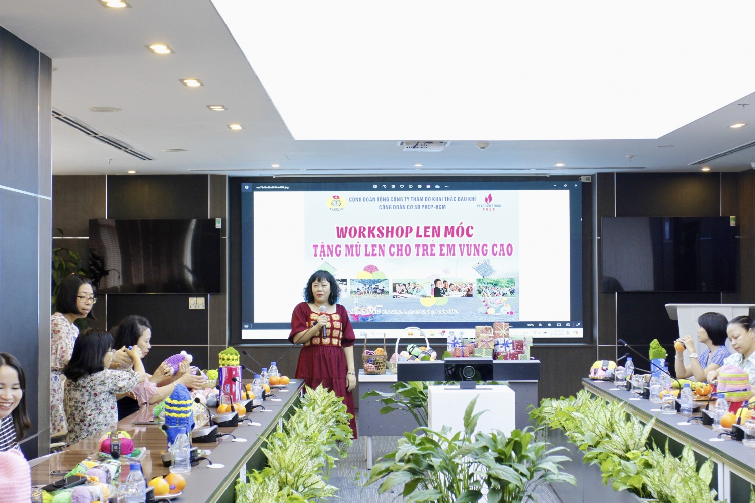 Công đoàn PVEP TP Hồ Chí Minh đan móc mũ len tặng trẻ em vùng cao