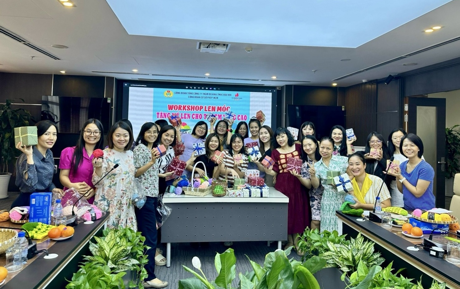 Công đoàn PVEP TP Hồ Chí Minh đan móc mũ len tặng trẻ em vùng cao