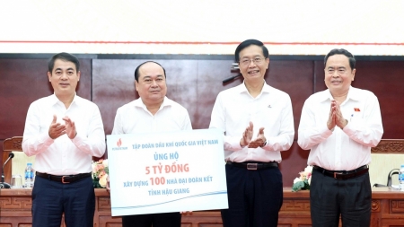 Chủ tịch Quốc hội Trần Thanh Mẫn thăm, tặng quà cho Mẹ Việt Nam anh hùng, người có công tại tỉnh Hậu Giang