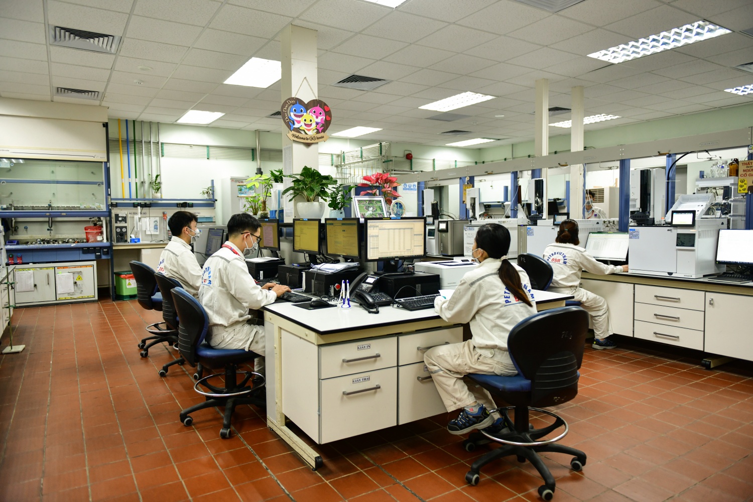 Ban QLCL của BSR có 47 Crude Oil Assay do chính các nhân sự thực hiện và dự kiến sẽ hoàn thành xây dựng thêm 5 Crude Oil Assay trong thời gian tới. Với 1 Crude Oil Assay sẽ tốn chi phí tự thực hiện khoảng 300 triệu đồng và giá thuê dịch vụ bên ngoài khoản