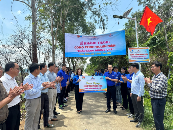 Ban Quản lý Dự án điện và PV Power NT khánh thành và bàn giao Công trình thanh niên “Thắp sáng đường quê”