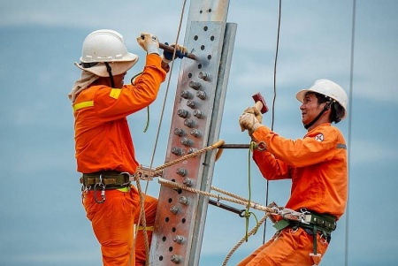Tình đồng nghiệp giữa “chảo lửa” miền Trung