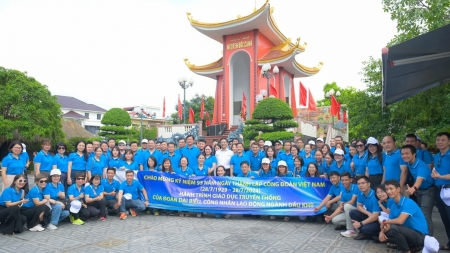 CĐ DKVN tổ chức chương trình giáo dục truyền thống cho cán bộ công đoàn