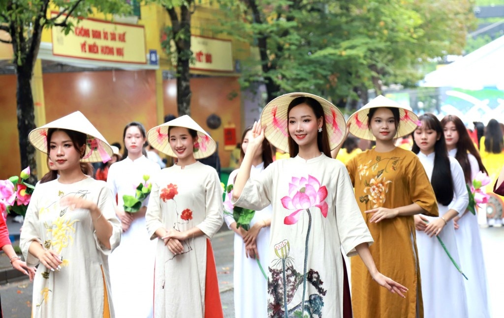 Màn đồng diễn áo dài trong khuôn khổ Lễ hội Áo dài du lịch Hà Nội 2023.