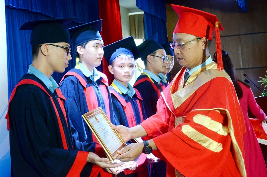 PVCollege bế giảng và trao bằng tốt nghiệp hệ Trung cấp khóa 2021-2023 Thầy Lương Quốc Kông trao giấy khen cho sinh viên xuất sắc tại Lễ bế giảng.