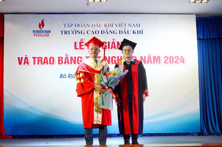 PVCollege bế giảng và trao bằng tốt nghiệp hệ Trung cấp khóa 2021-2023 Đại diện sinh viên tặng hoa cảm ơn thầy cô PV College tại Lễ bế giảng.