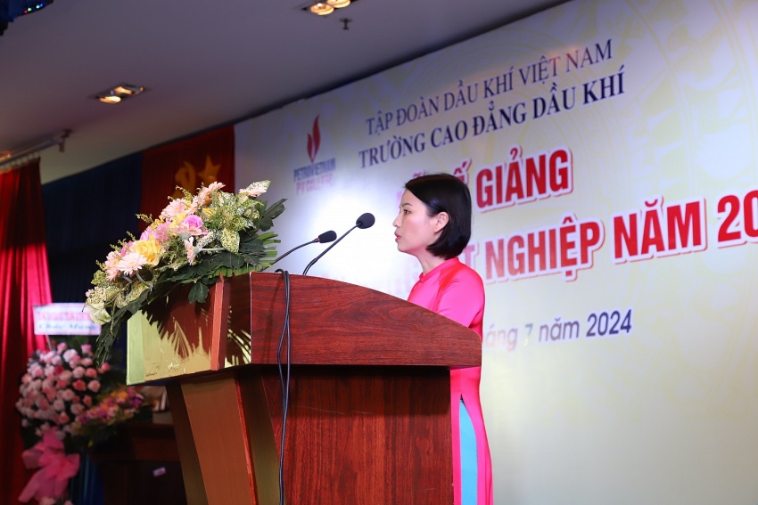 PVCollege bế giảng và trao bằng tốt nghiệp hệ Trung cấp khóa 2021-2023 Cô giáo Lưu Trà My, Phó Phòng Đào tạo PV College trình bày báo cáo tại Lễ bế giảng.