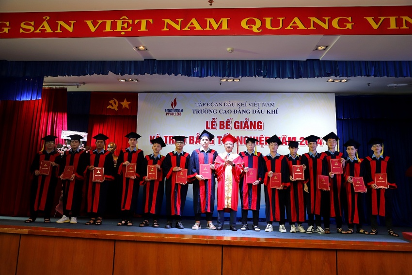 PVCollege bế giảng và trao bằng tốt nghiệp hệ Trung cấp khóa 2021-2023 Thầy Lương Quốc Kông trao bằng tốt nghiệp cho các sinh viên tốt nghiệp khoá 2021-2023.