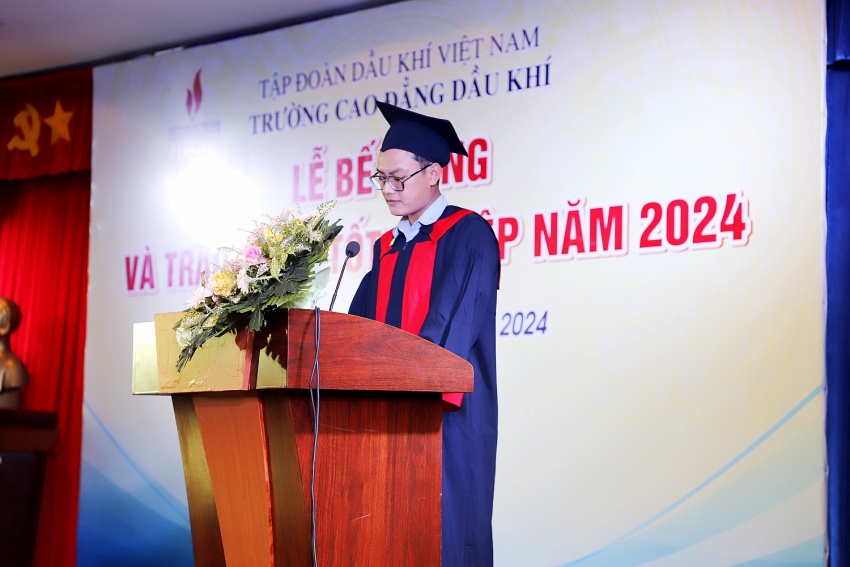 PVCollege bế giảng và trao bằng tốt nghiệp hệ Trung cấp khóa 2021-2023 Sinh viên Nguyễn Hữu Trí, Lớp Sửa chữa TBCBDK2-2021 phát biểu tại Lễ bế giảng và trao bằng tốt nghiệp.