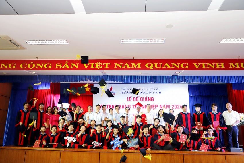 PVCollege bế giảng và trao bằng tốt nghiệp hệ Trung cấp khóa 2021-2023 Niềm vui của sinh viên cùng gia đình và thầy cô tại Lễ bế giảng.
