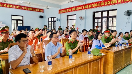 Khám bệnh và tặng quà gia đình chính sách tại Quảng Bình